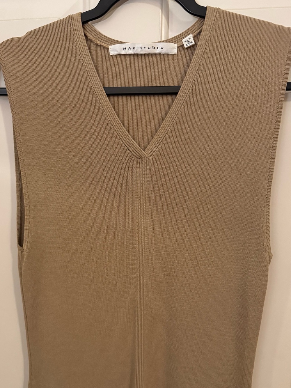 Max Studio Sleeveless V-Neck Tank/Shell in Camel Brown Size Large